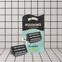 Boldking Rasierklingen für sensible Haut mit Verpackung und zwei Klingen auf gefliestem Untergrund
